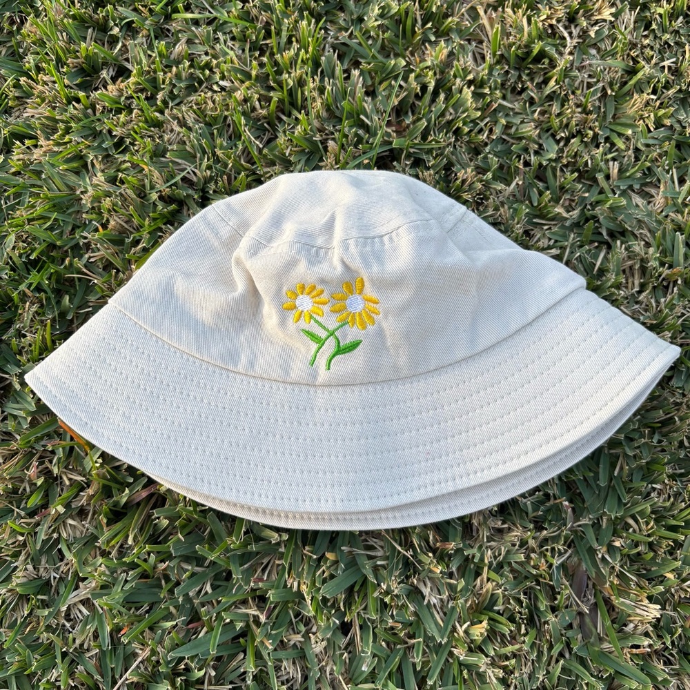 NWOT flower embroidered bucket hat